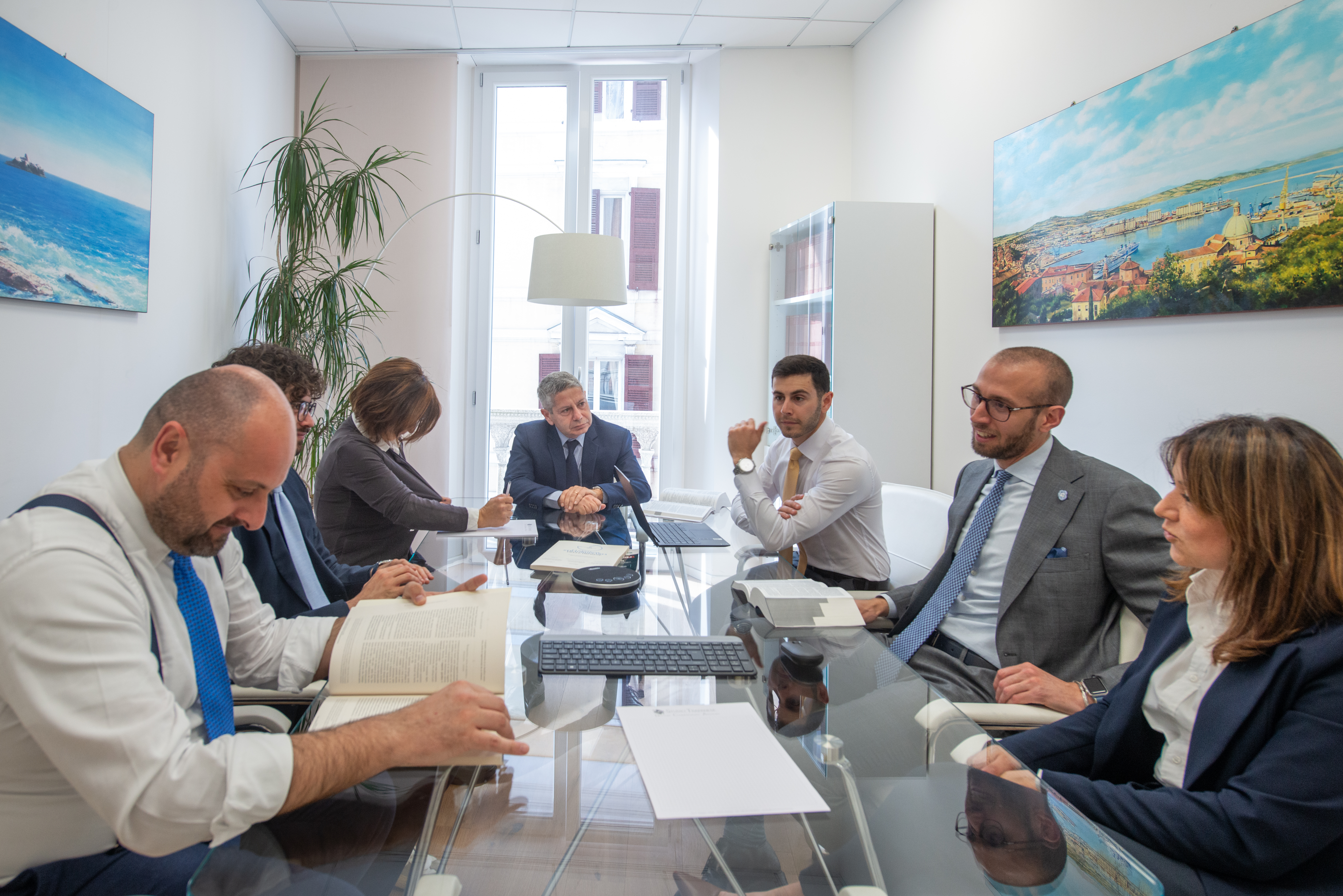 Team_al_completo_sala_riunioni.jpg